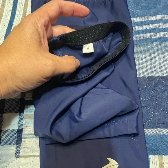 Mens size Medium Compression sleeve for knees - Picture 2 of 2